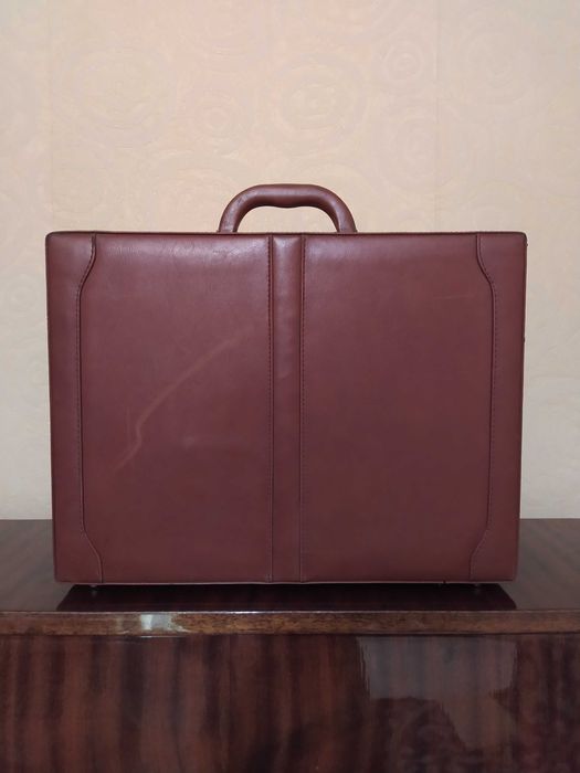 Чемодан кожаный.