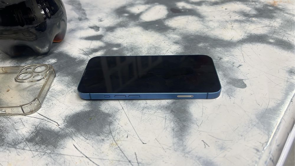 айфон 13  256гб емкость 76