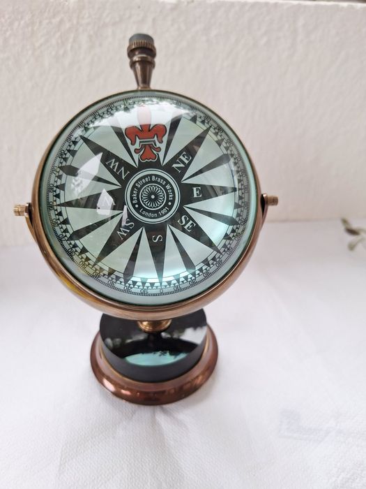 Часовник масивен бронзов настолен с ретро дизайн 



Настолен масивен