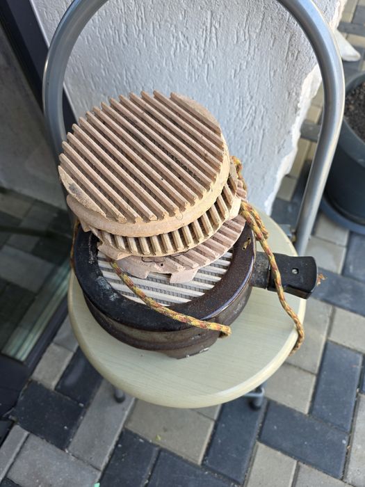 Urgent  Obiecte vechi casetofon , polizor,lanterna, robot, etc