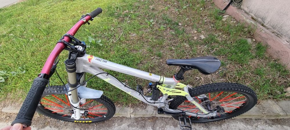 Bicicleta  banshee wildcard 26.5
[25.03, 16:57] *Dav