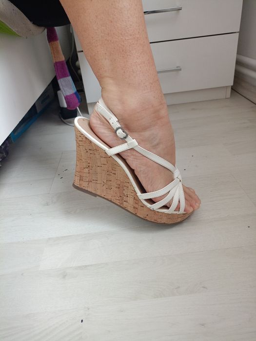 Vând sandale dama,noi,mărimea 39.