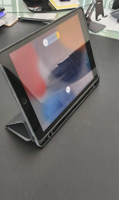 iPad 9 (2021) 10.2" Wi-Fi + Cellular (SIM) - Stare IMPECABILĂ / Ca nouă