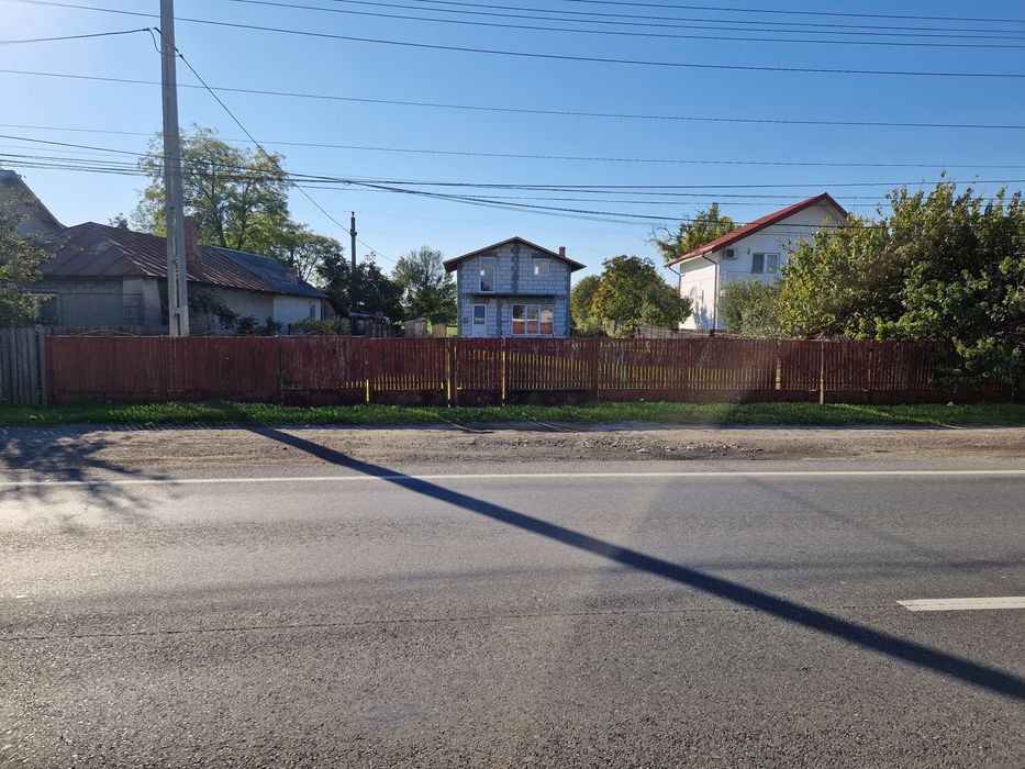 Casa la rosu din 2013 + teren 745 mp pe DN1  in Puchenii Mari