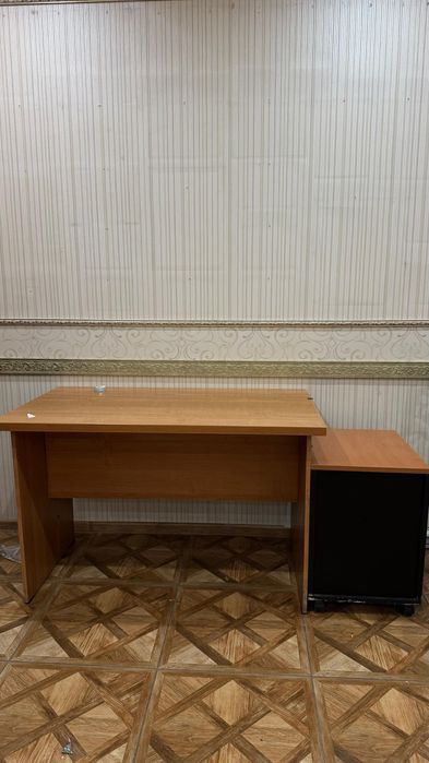 Стол с тумбой, стулья