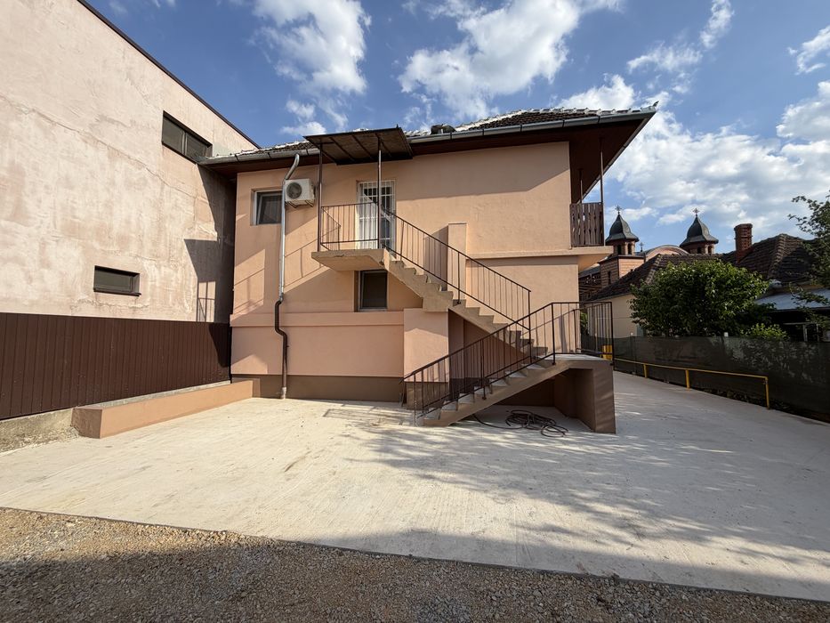 Inchiriez Spatiu comercial cu parcare privata ultracentral str republicii marghita