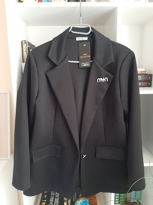 Ново черно сако с брошка