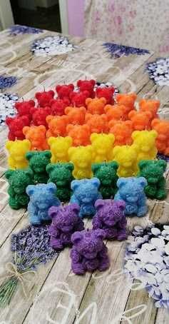 Ръчно изработена червена свещ "Мече с рози" – Топ подарък