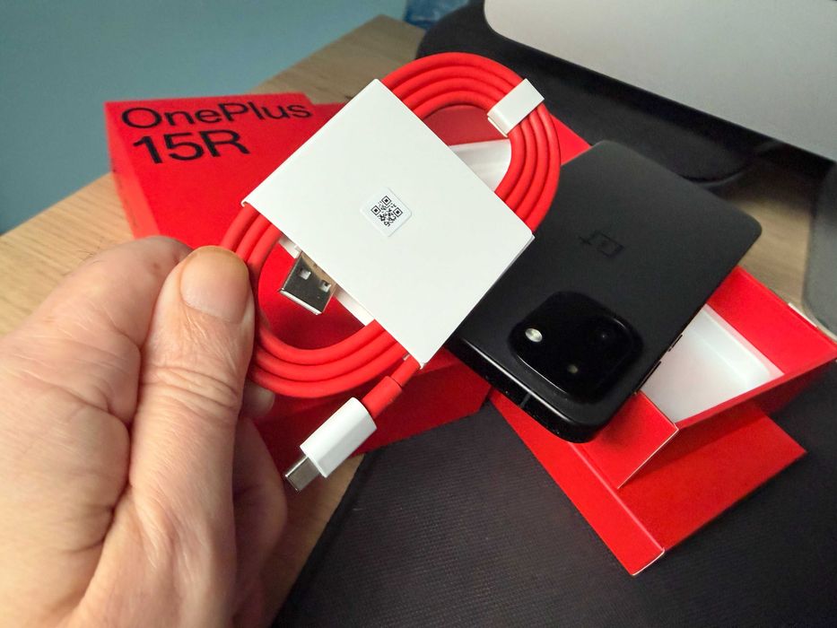 Vând OnePlus 15R, varianta neagră de 256GB, stare impecabilă, în cutie