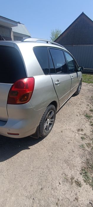 Продам машину Тойота Каролла версо