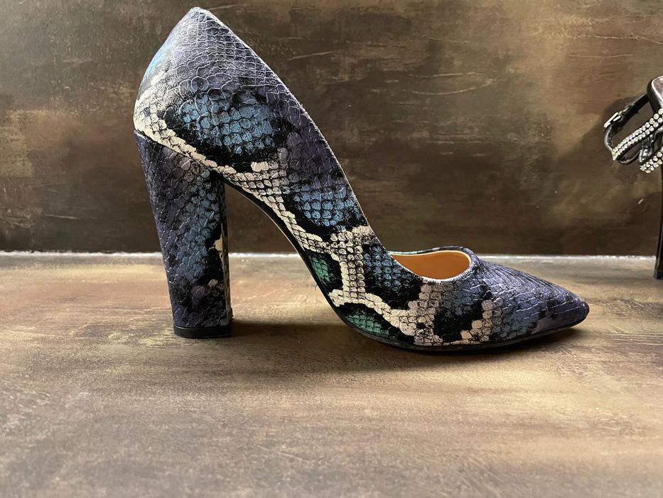 Високи токчета с змийска кожа