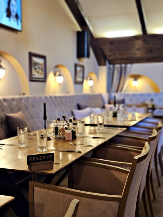 Трапезна/ холна маса от дъб с метални крака- скосена