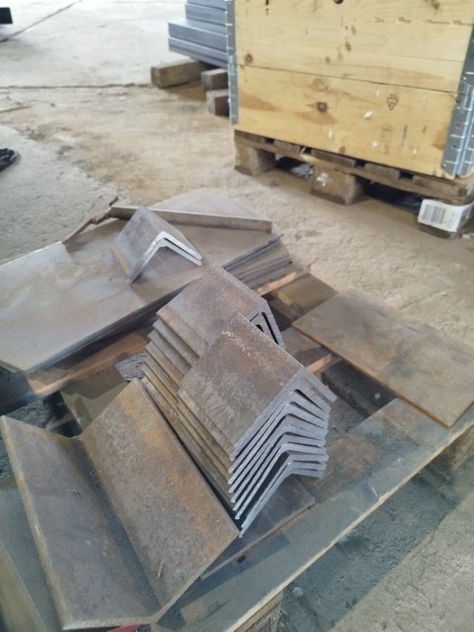 Рязане на метал на лентоотрезна машина на профили, тръби, шини, винкел