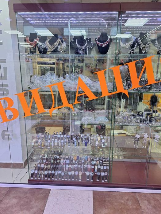 Три броя витрини със led осветление.