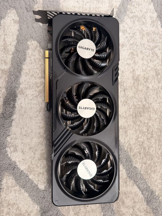 Vând placă video GeForce RTX™ 4060 GAMING OC 8GB – stare excelentă!