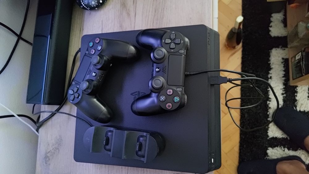 Ps4 1 tb cu 2 joystick
