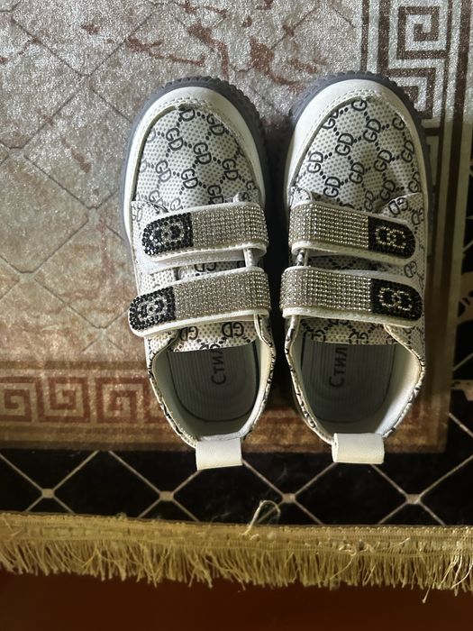 Продаеться обувь на девочку