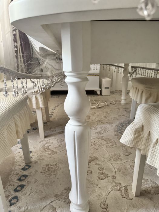 Продается обеденный стол для гостиной