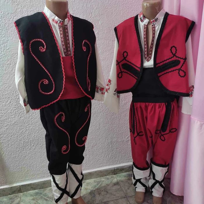 Народна носия със ширити за момче