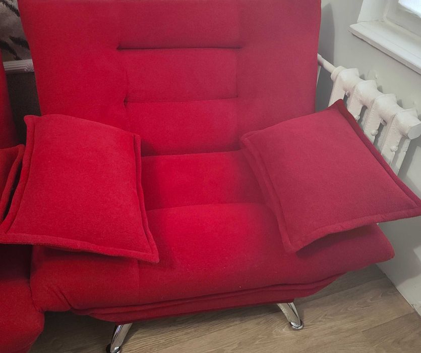 Два красных кресла