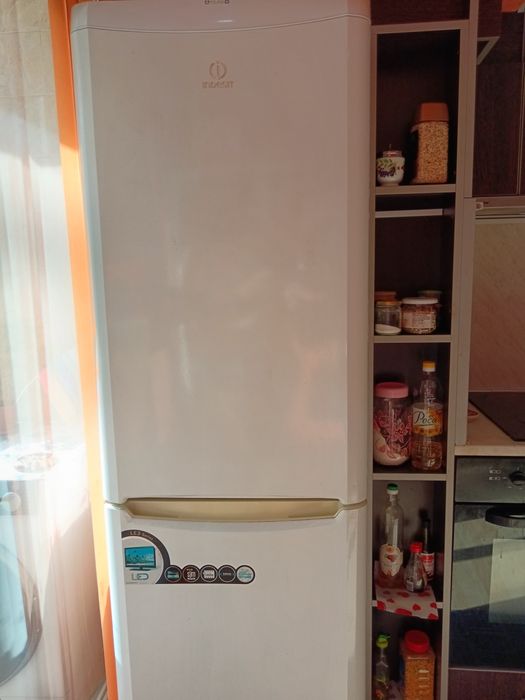 Хладилник с фризер Индезит, работещ само фризера