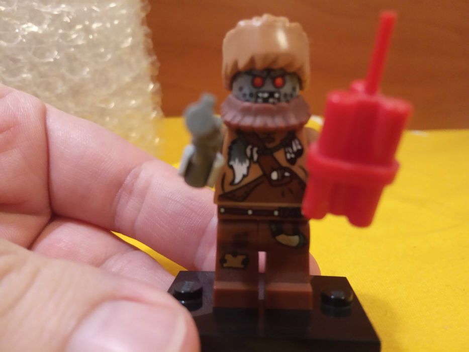 Lego minifigurine CMF diverse cu accesoriile din set