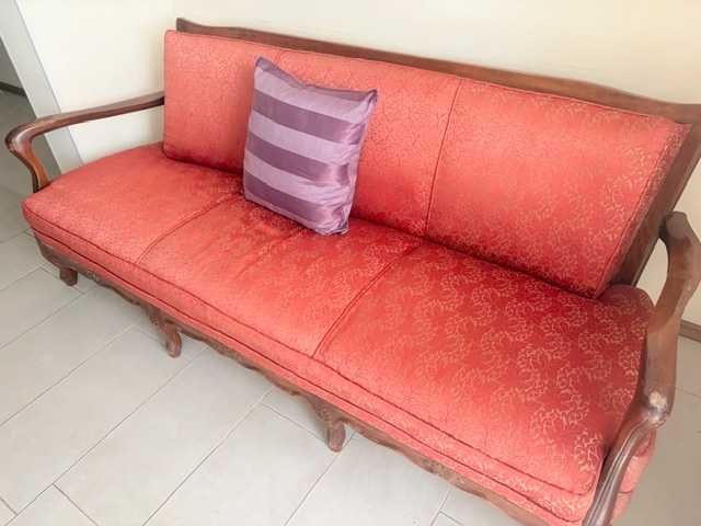 Диван запазен и  Стъкена маса.