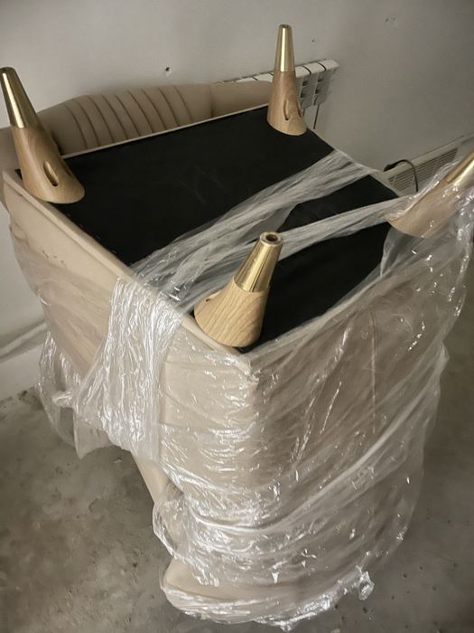 Два кресло и коффейный столик