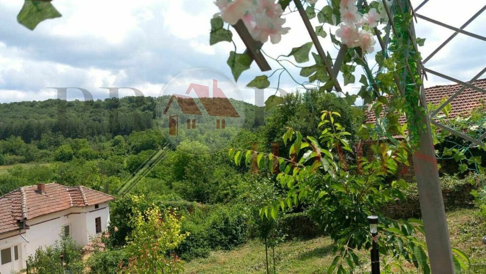 Реновирана Двуетажна Къща за Продажба