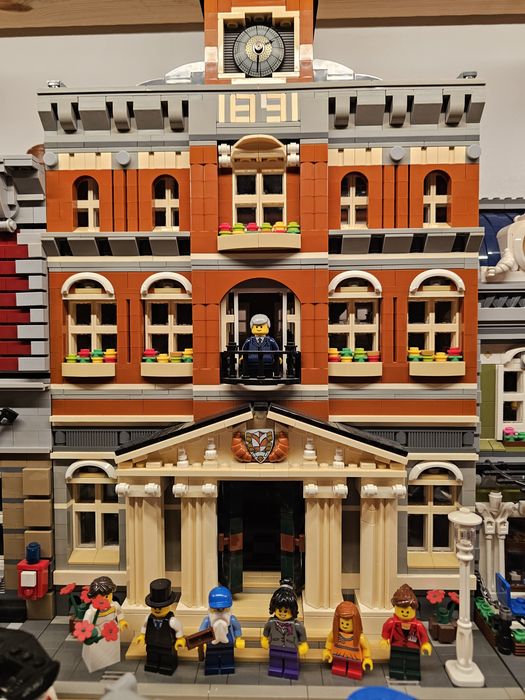 Lego modular creator Town Hall 10224
