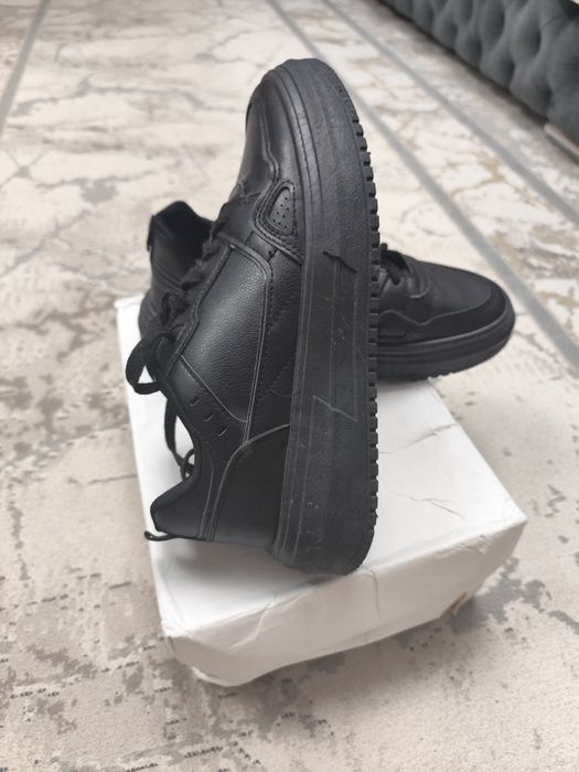 Черные кроссовки в хорошем состоянии.