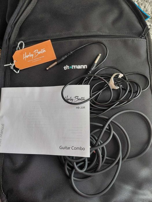 Chitară electrică  Stratocaster + amplificator Harley Benton – set ca nou