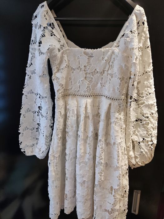 Бяла дантелена рокля