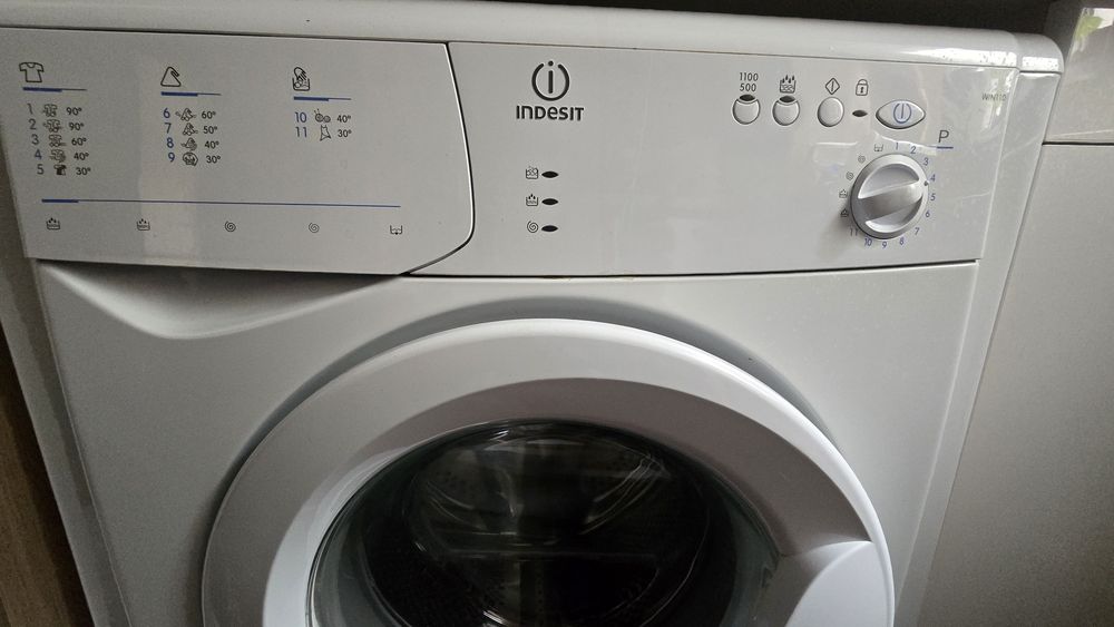 Mașină de spălat rufe Indesit WIN 110 + cuptor cu microunde CADOU