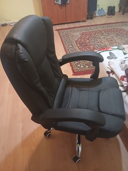 Vând urgent scaun pentru birou cu masaj nou
