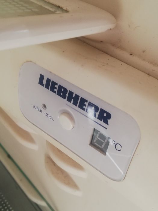 Продавам малък хладилник Либхлер