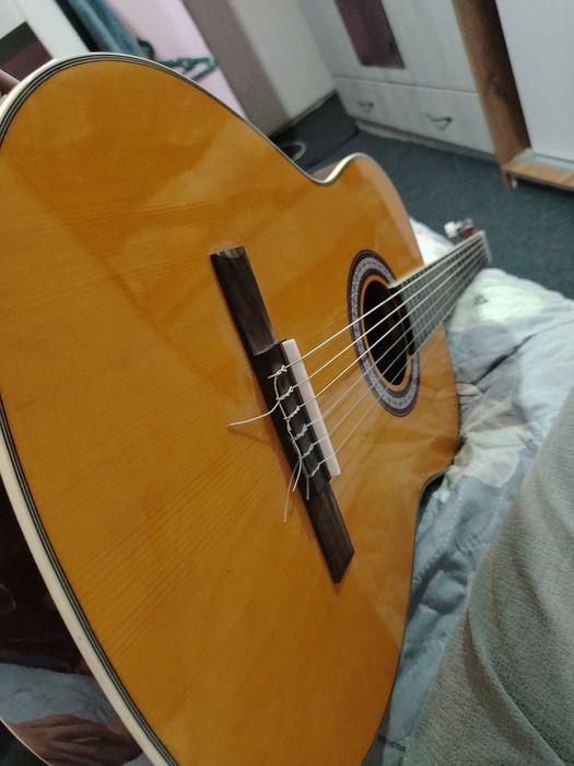 klassic gitara sotiladi
