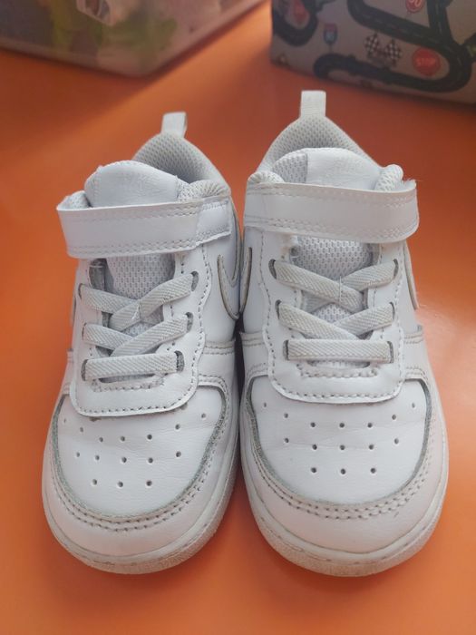 Pantofi sport NIKE albi din piele naturala mărime 23.5