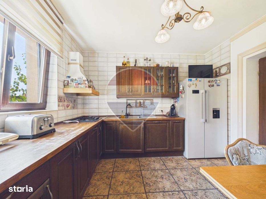 Vilă 10 camere + spațiu comercial | teren 1.300 mp | Otopeni 23 August