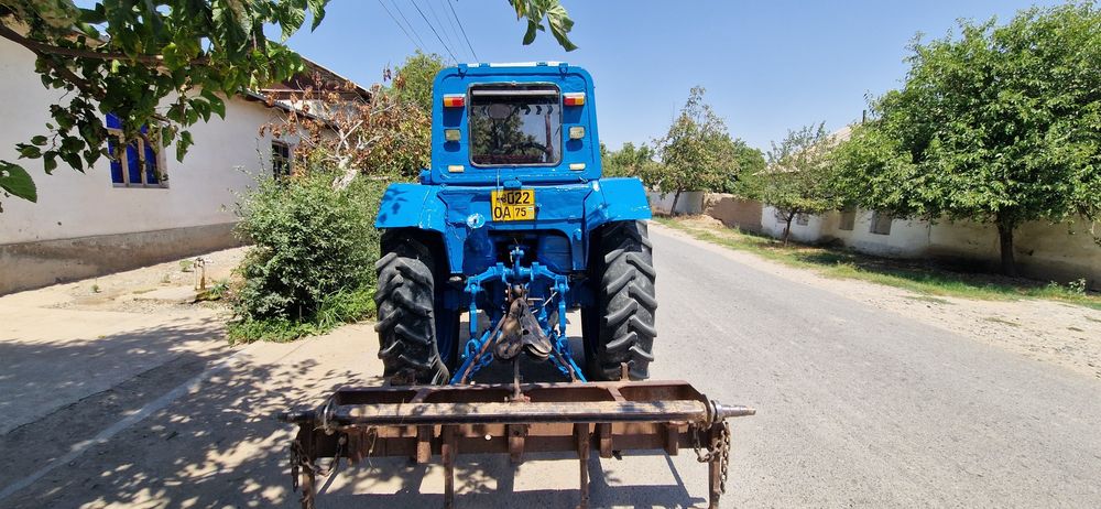 Belarus traktor sotiladi