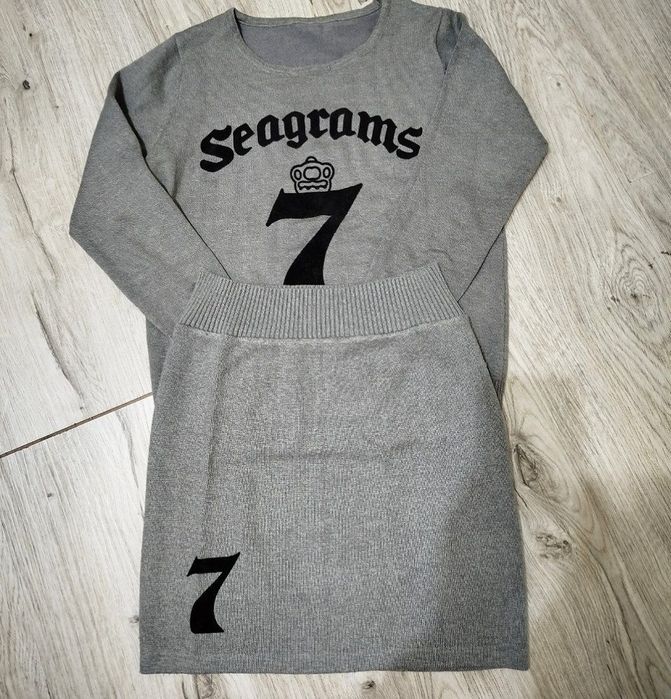 Костюм серого цвета. Машинная вязка