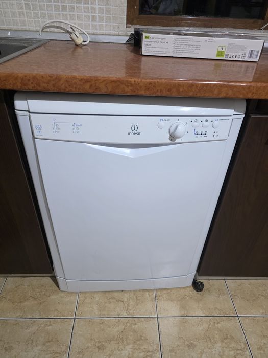 Indesit DFG 262 Masina de spalat vase, in stare buna, putin folosita