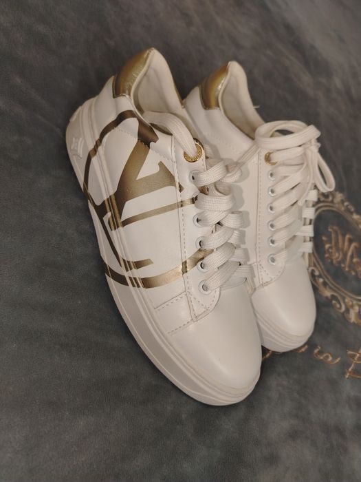 Белые кроссовки женские