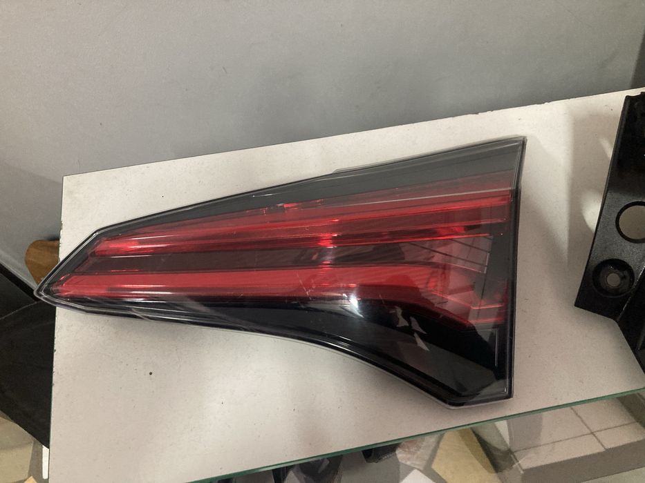 Задний правый фонарь в крышку багажника Тойота Рав4 / Toyota Rav4