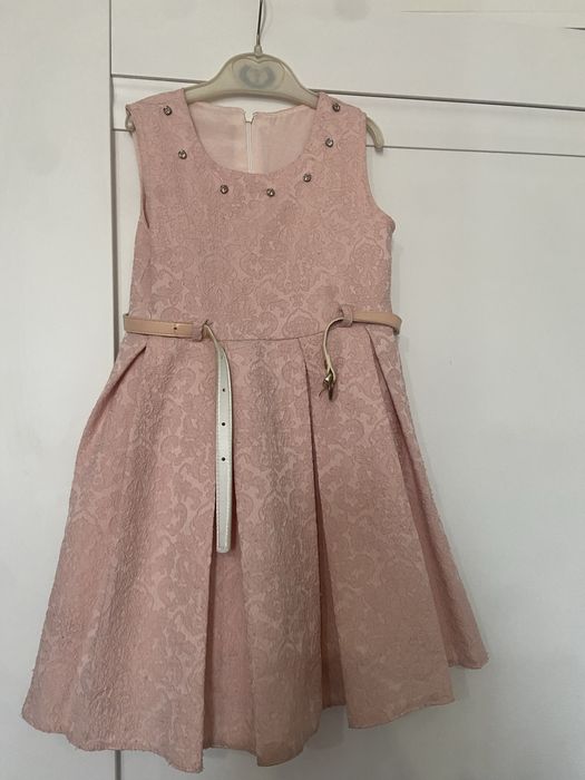 Продаются платья, кофты на девочку