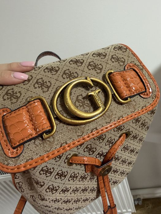 Rucsac marca Guess