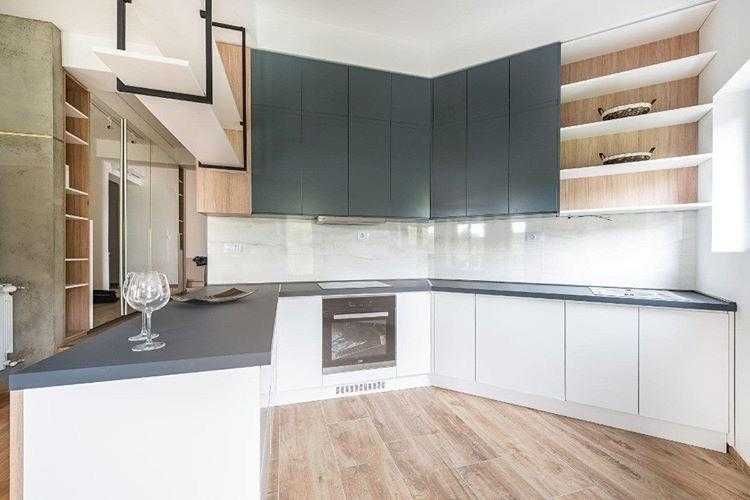 Дава се под наем Двустаен апартамент в Бургас, Център - 69 кв.м за 255 € - Снимка #2