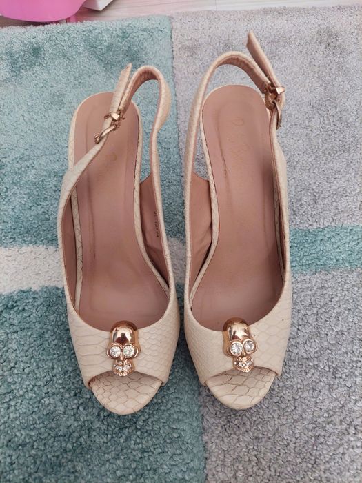 Бежови обувки на ток