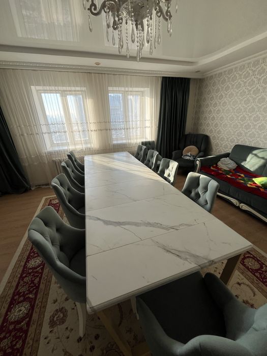 Большой стол со стульями