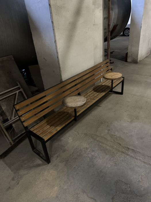 Скамейка со столиками